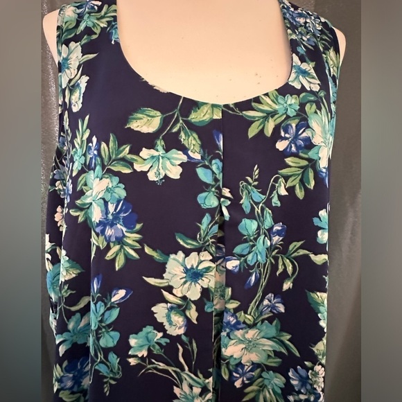 NY Collections Women Blue Floral blouse with split front and button on the back - Picture 2 of 9